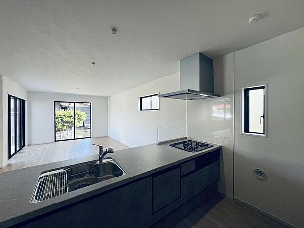 【キッチン】洗礼されたスタイリッシュなデザイン性と使いやすさを備えたキッチンです。