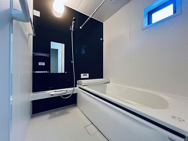 【浴室】浴室はアクセントパネルで落ち着いた印象です。窓から採光もとれていてさわやかな気持ちで入浴できます。