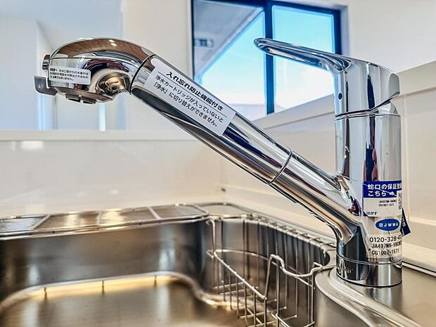 【浄水器一体型水栓】浄水器付きでいつでもおいしい水をいつでも手軽に使えます。飲み水やお料理にも安心ですね