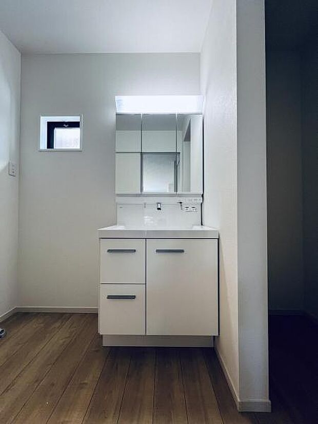 【洗面台】さわやかに気持ちよく1日が始められるように、機能性とデザイン性を両立した洗面化粧台です。