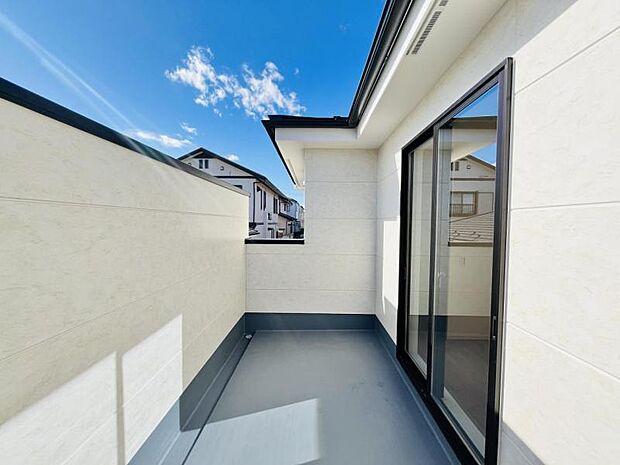 【バルコニー】バルコニーは二か所に採用です。洗濯物が多いご家族でも対応できます。