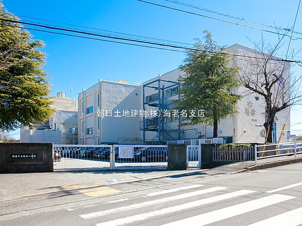 【綾瀬市立綾西小学校】　110ｍ　高低差があるため周囲は擁壁で囲まれています。校庭は広く日当たりもいいので、校庭での行事やスポーツは周辺からも見ることができます。