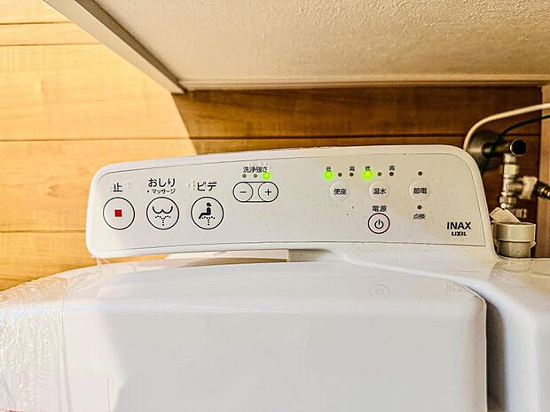 【ウォシュレット付き】洗浄、保温などの機能を備えたウォシュレット。洗浄により毎回のペーパー使用量を減らせ、保温により冬場の便座のひんやりを解消してくれる便利な設備付き