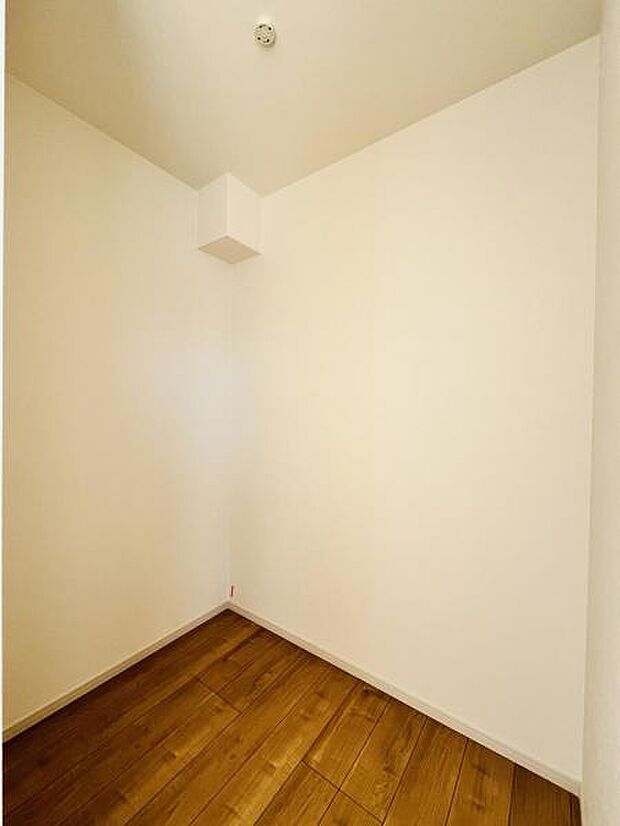 【ウォークインクローゼット】大きな収納力を持つウォークインクローゼット付き。複数で共有して使うこともでき、奥様が独り占めすることも可能です♪