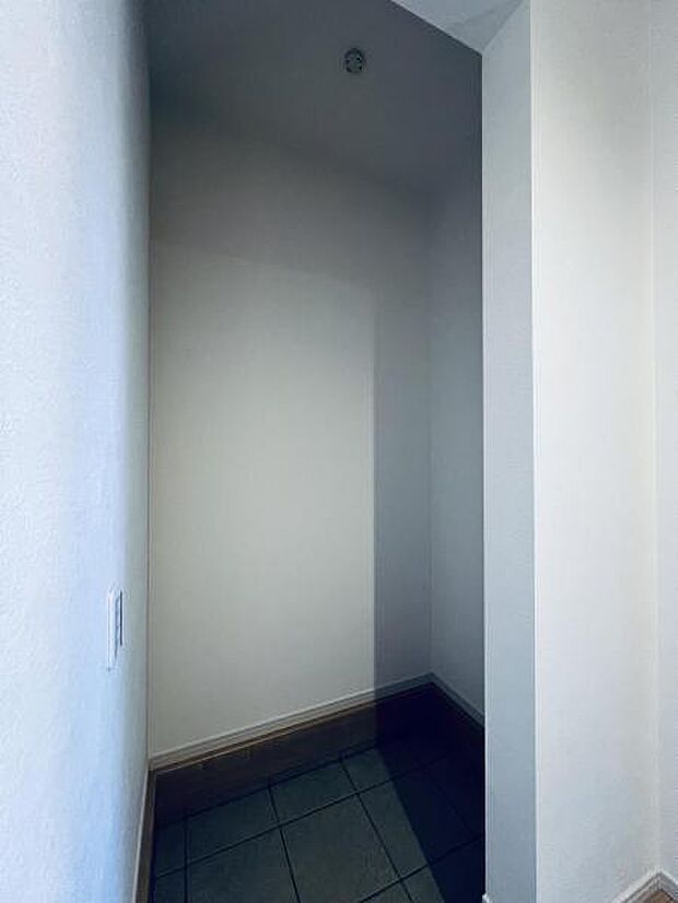 【シューズインクローゼット】靴、アウトドア道具、ゴルフバックなど屋外で使うことの多い物は外のホコリや汚れを極力中に持ち込まなくて済みます♪