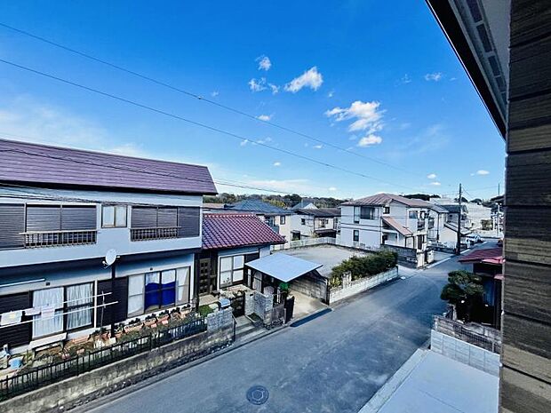 【眺望】低層住宅が建ち並ぶ美しい街並みを一望できる眺め。日当りよく、心地良い風に吹かれてホッと一息ついてください。