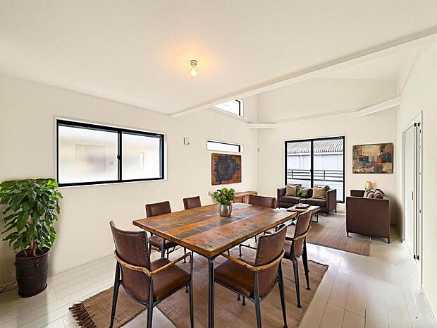 【勾配天井付きで開放感のあるリビング：18帖】あたたかな陽光が家いっぱいに差し込む明るい日差しで目覚める「おはよう」のひととき。※家具はＣＧ合成の為付属しません。