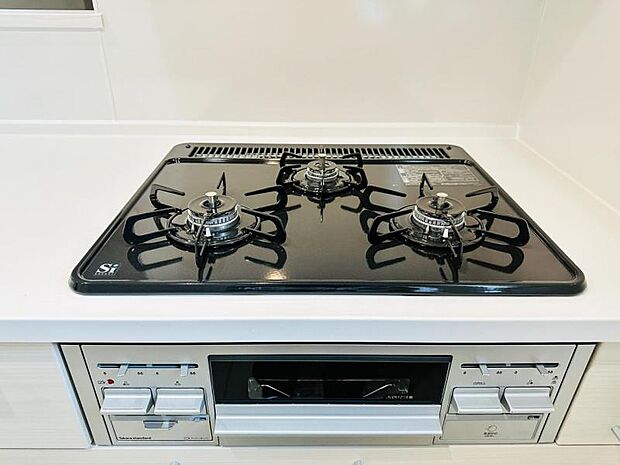 【三ツ口ガスコンロ】煮込み料理をする際にコンロが一つ塞がって他の料理ができなくて時間がかかる！そんな不満を解決してくれる3口コンロは他の調理ができるので捗ります！