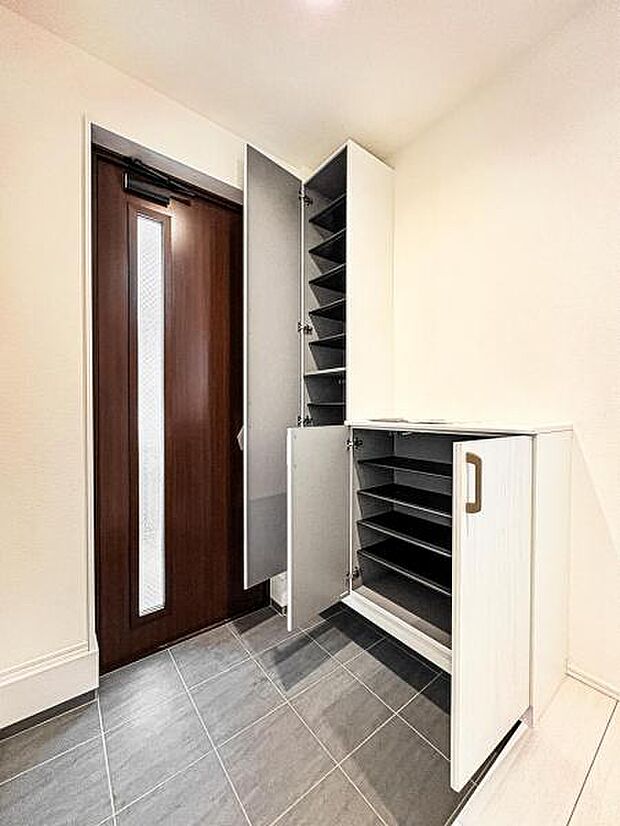 【明るく収納豊富な玄関】可動棚で調整可、ロングブーツやトレッキング靴もすっぽり収まる玄関収納