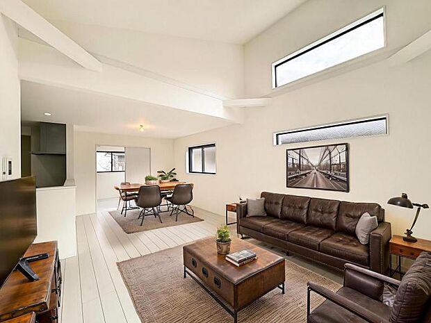 【勾配天井付きで開放感のあるリビング:18帖】お店で見掛けた「あの家具」でも自由に配置できるゆとりのリビング空間。※家具はCG合成の為付属しません。