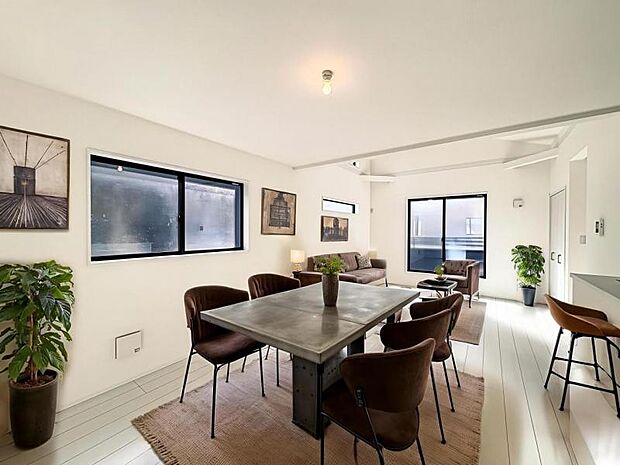 【勾配天井付きで開放感のあるリビング:18帖】あたたかな陽光が家いっぱいに差し込む明るい日差しで目覚める「おはよう」のひととき。※家具はCG合成の為付属しません。