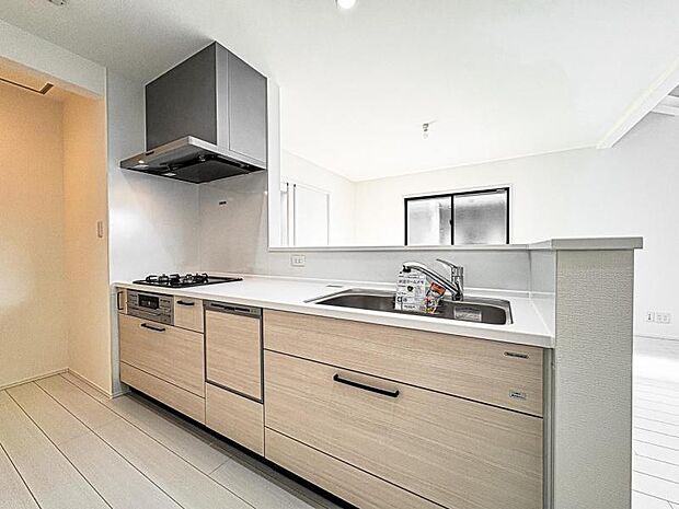 【リビングを見渡せる開放感のある対面式キッチン】美しさと機能性に定評のある対面キッチンを採用しました。高級感ある人造大理石カウンター、そして大容量の食器洗浄機を完備。