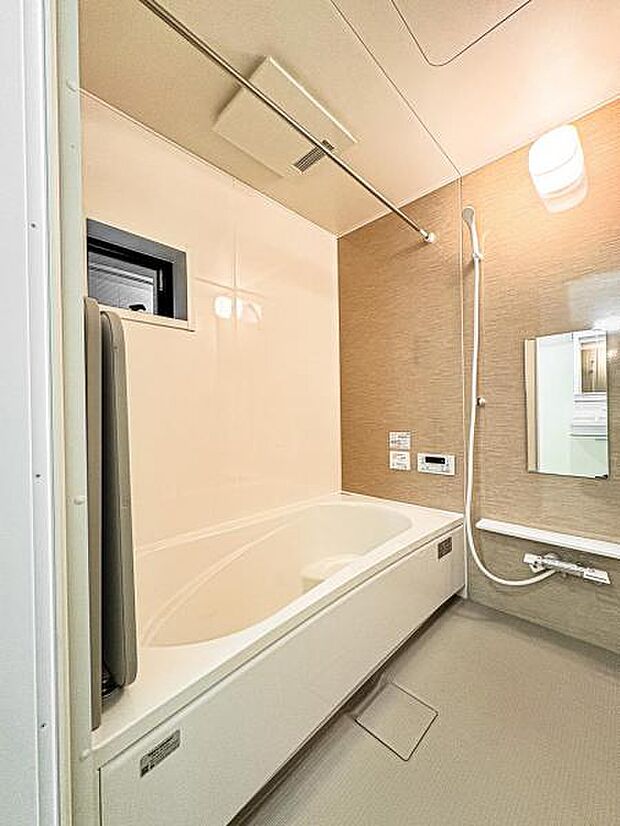 【多機能な一坪タイプの浴室】1坪以上の広い浴室ならお子様と並んで体を洗ってもゆとりがあります♪