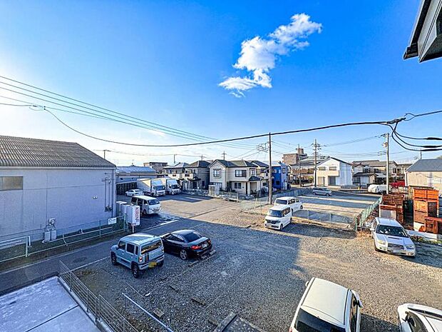 【開放感のあるバルコニーからの眺望】車通りも少なく、お子様とのお散歩も安心してできる閑静な住宅地