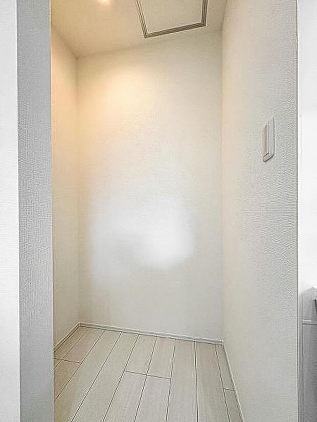 【キッチンパントリー】リビング内にあるパントリーは奥様のプライベート空間!食材の収納庫としても使えます♪利用用途は様々です!