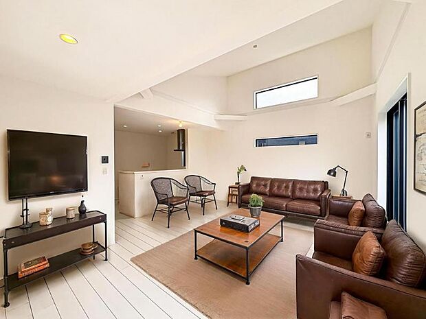 【勾配天井付きで開放感のあるリビング：18帖】あたたかな陽光が家いっぱいに差し込む明るい日差しで目覚める「おはよう」のひととき。※家具はＣＧ合成の為付属しません。