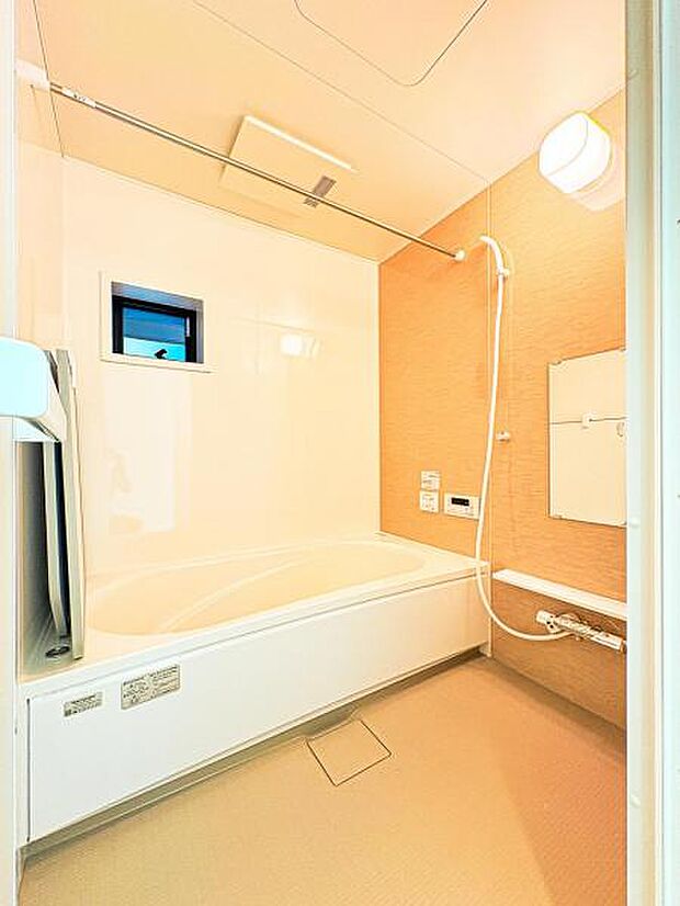 【多機能な一坪タイプの浴室】1坪以上の広い浴室ならお子様と並んで体を洗ってもゆとりがあります♪