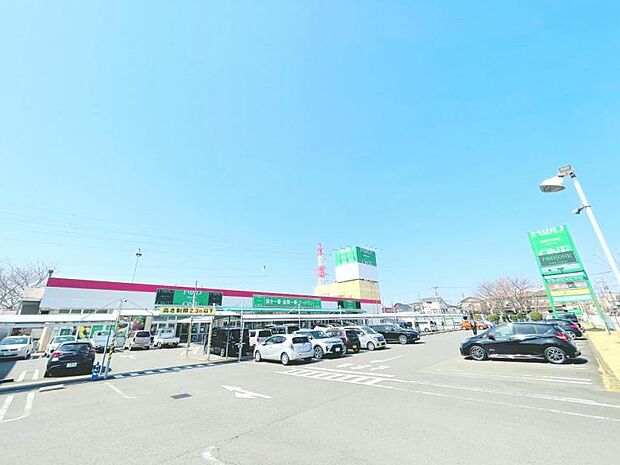 【フードワン　綾瀬店】　1430ｍ　駐車場があります。また、駐車場にアーケードのようなものがついており、雨の日とか濡れずに車まで行けるのでとても便利です。
