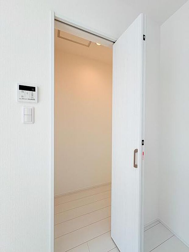 【キッチンパントリー】リビング内にあるパントリーは奥様のプライベート空間！食材の収納庫としても使えます♪利用用途は様々です！