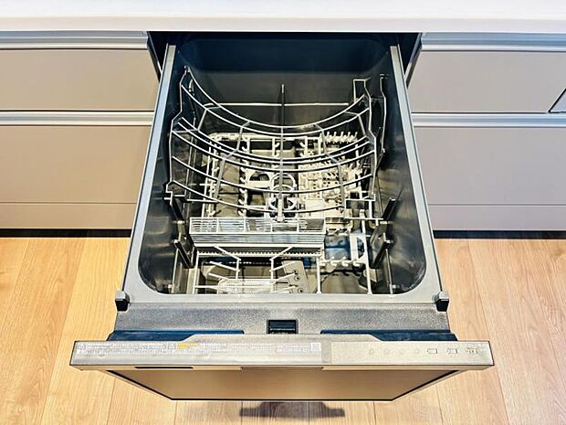 【ビルトイン食洗機】洗浄から乾燥までボタン一つで完結する食洗機付き。大変な洗い物がぐっと短く済みます！