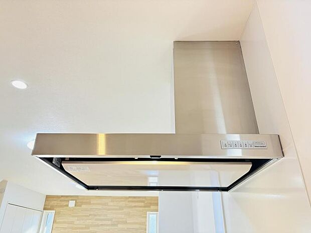 【スリム型レンジフード】稼働時の音が換気扇よりも静か 屋外とダイレクトにつながる換気扇と比べ、音が静かなメリットがあります。