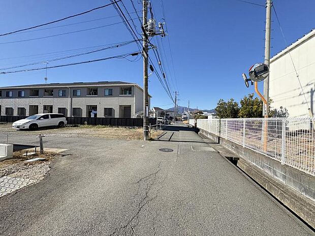 【前面道路を含む現地外観】