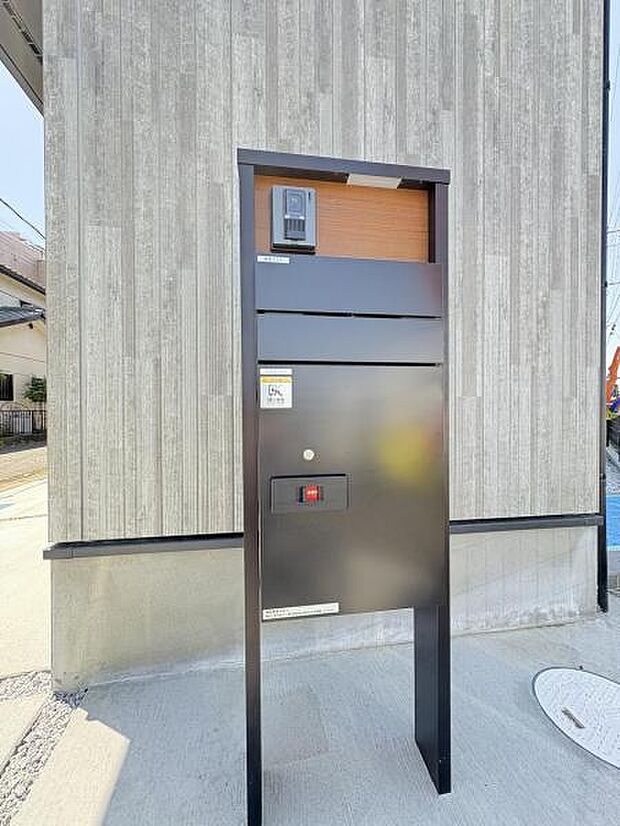 【宅配ボックス】今や当たり前になりつつある宅配ボックスを玄関横の機能門柱に完備しております。このご時世に嬉しい設備ですね。