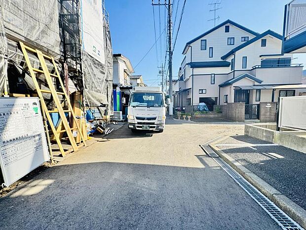 【前面道路を含む現地外観】