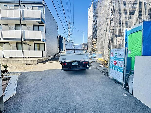 【前面道路を含む現地外観】
