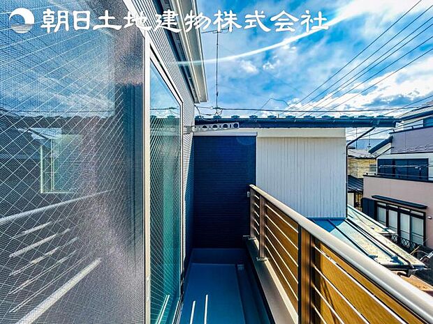 【バルコニー】低層住宅が建ち並ぶ美しい街並みを一望できる眺め。