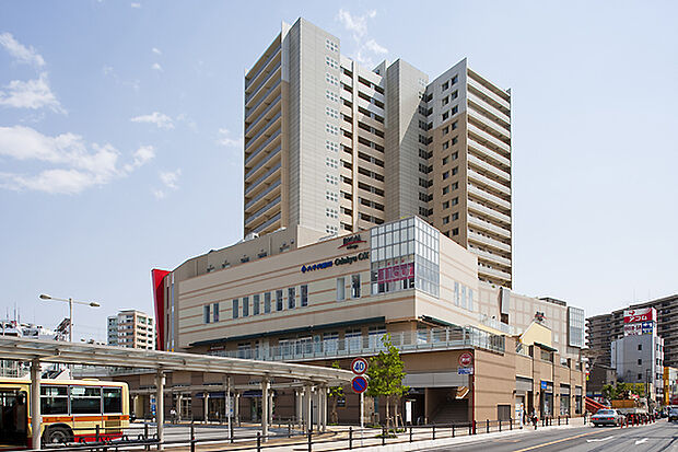 【ラクアルオダサガ】 860m 駅直結の駅ビルです。外に出ずにお買い物できるので、とてもありがたいです。若い方からお年寄りまで幅広い年代の方が利用出来ます。