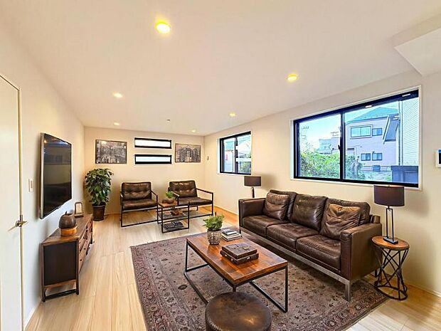 【南向きで明るく開放感のあるリビング:20帖】お店で見掛けた「あの家具」でも自由に配置できるゆとりのリビング空間。※家具はCG合成の為、付属しません。