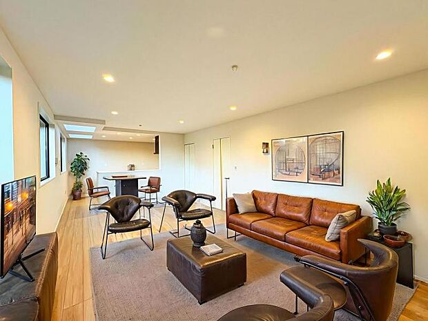 【南向きで明るく開放感のあるリビング:20帖】南側から射し込む陽射しは、家族の会話と共に明るい雰囲気を生み出します。※家具はCG合成の為、付属しません。