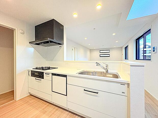 【リビングを見渡せる開放感のある対面式キッチン】対面タイプならキッチン内にいながらご家族やお客様との会話が楽しめます。