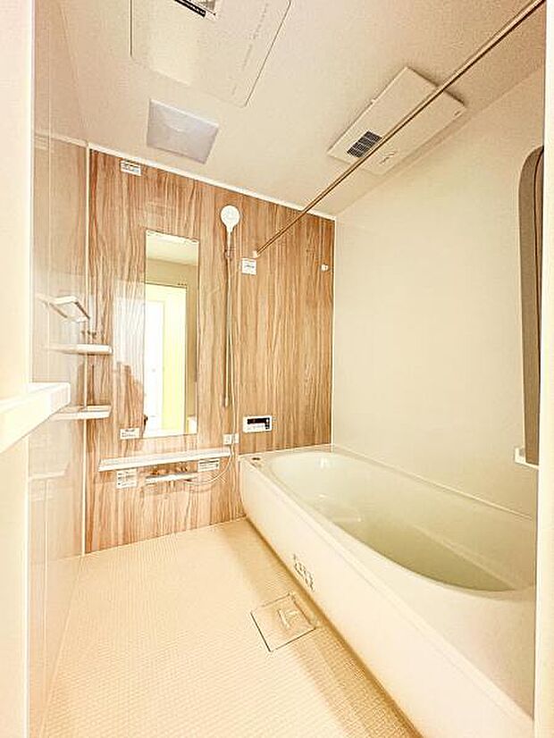 【多機能な一坪タイプの浴室】一坪タイプの浴室は、足を延ばし、仰向けにくつろいで入浴出来ます。換気乾燥暖房機付きです。