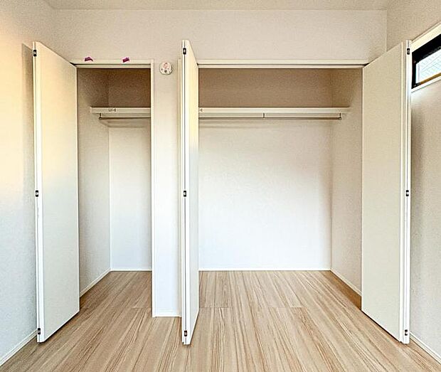 【嬉しい各居室収納】全居室に収納付き、共用スペース収納もあり、すっきり片づけて広く使えます。