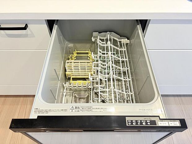 【ビルトイン食洗機】洗浄から乾燥までボタン一つで完結する食洗機付き。大変な洗い物がぐっと短く済みます!
