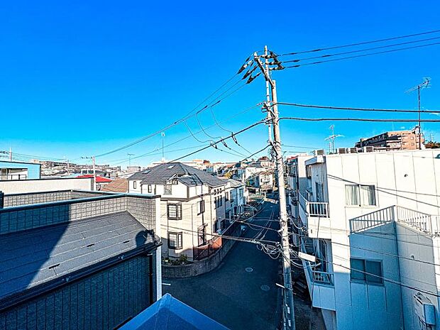 【開放感のあるバルコニーからの眺望】周囲に高い建物のないエリア。空が大きく感じます!