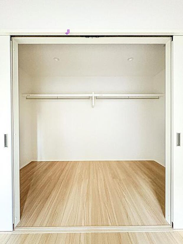 【ウォークインクローゼット】大きな収納力を持つウォークインクローゼット付き。複数で共有して使うこともでき、奥様が独り占めすることも可能です♪