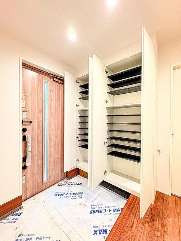 【明るく収納豊富な玄関】可動棚で調整可、ロングブーツやトレッキング靴もすっぽり収まる玄関収納