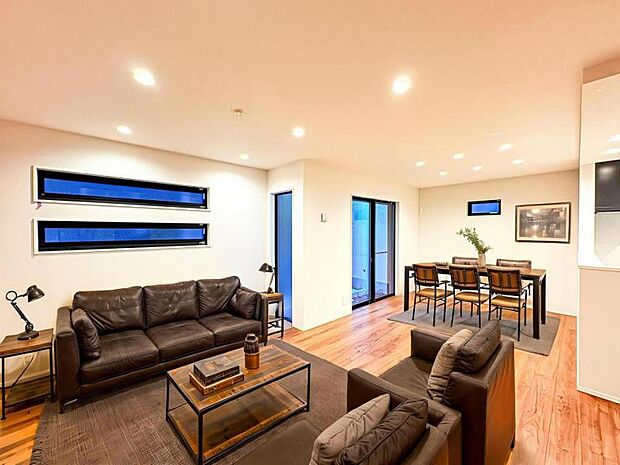 【南向きで明るく開放感のあるリビング:19帖】お店で見掛けた「あの家具」でも自由に配置できるゆとりのリビング空間。※家具はCG合成の為、付属しません。