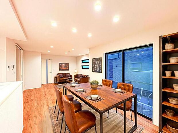 【南向きで明るく開放感のあるリビング:19帖】南側から射し込む陽射しは、家族の会話と共に明るい雰囲気を生み出します。※家具はCG合成の為、付属しません。