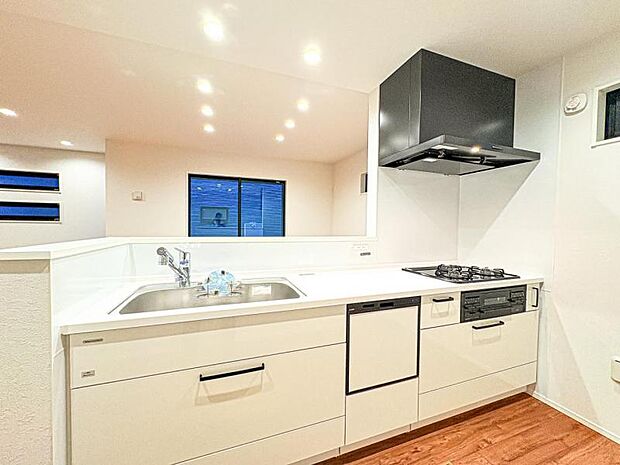 【リビングを見渡せる開放感のある対面式キッチン】対面タイプならキッチン内にいながらご家族やお客様との会話が楽しめます。