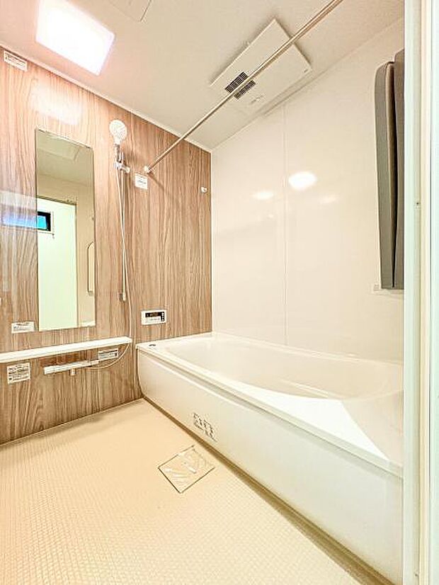 【多機能な一坪タイプの浴室】一坪タイプの浴室は、足を延ばし、仰向けにくつろいで入浴出来ます。換気乾燥暖房機付きです。