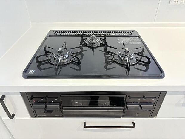 【三ツ口ガスコンロ】煮込み料理をする際にコンロが一つ塞がって他の料理ができなくて時間がかかる!そんな不満を解決してくれる3口コンロは他の調理ができるので捗ります!