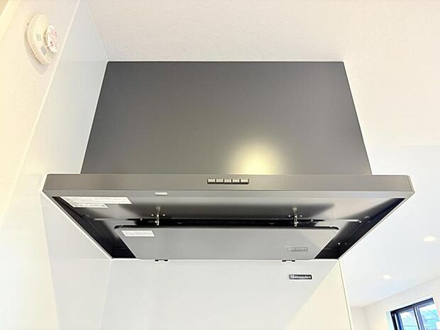 【スリム型レンジフード】稼働時の音が換気扇よりも静か 屋外とダイレクトにつながる換気扇と比べ、音が静かなメリットがあります。