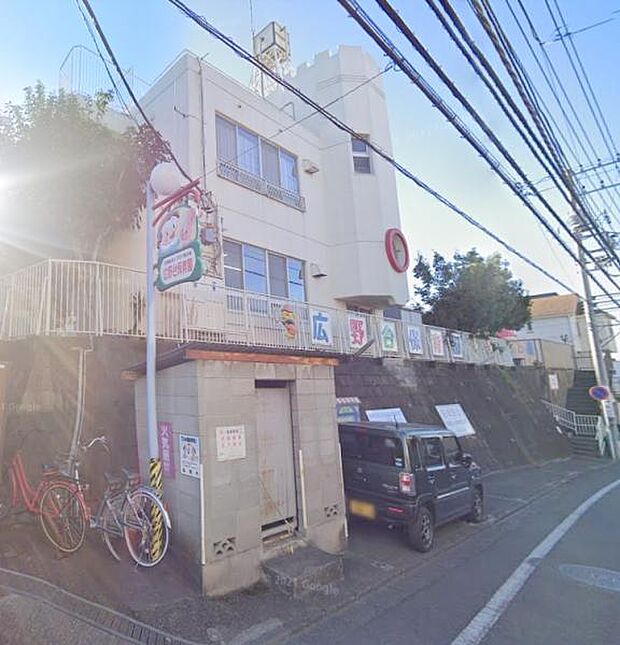 【広野台保育園】 240m 1968年から続く、比較的歴史のある保育園です。定員は60名で、職員には保育士の他に、看護師をはじめ栄養士や調理師、専門分野の講師がいます。