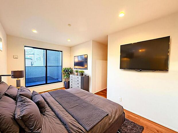 【2面採光で明るい洋室：8帖】気持ちの良い陽だまりを生み出す陽光が、穏やかなひと時を一層充実した時間へ変えてくれます。※家具はＣＧ合成の為、付属しません。