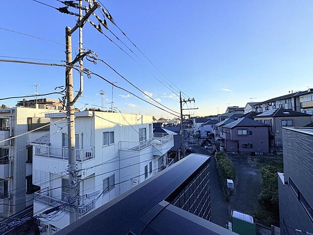 【開放感のあるバルコニーからの眺望】周囲に高い建物のないエリア。空が大きく感じます!