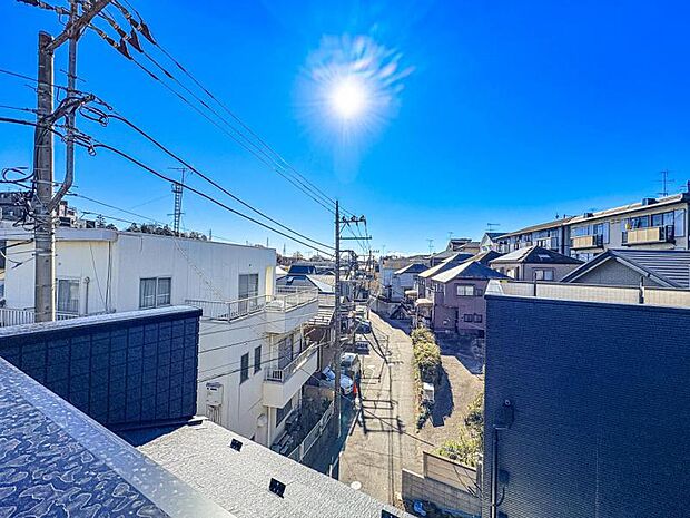 【開放感のあるバルコニーからの眺望】周囲に高い建物のないエリア。空が大きく感じます!